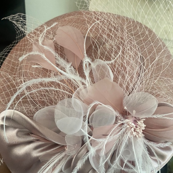 Brand new 12’ fascinator with feathers,net and satin - Picture 2 of 8